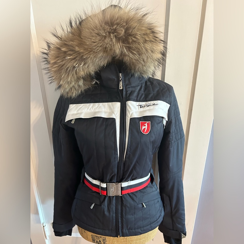 Premium ski jacket with fashionable authentic fur detail!
